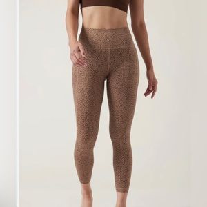 Athleta Salutation Stash 7/8 leggings